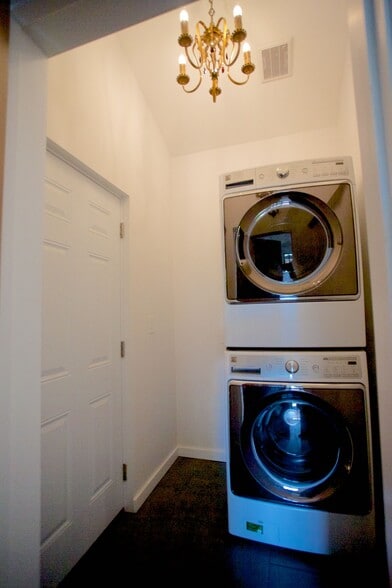 Building Photo - 2119 Hyperion Ave