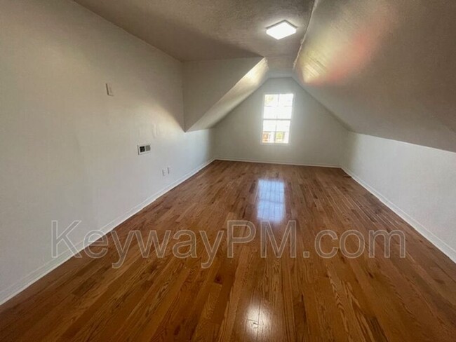 Building Photo - 880 Willow Lake