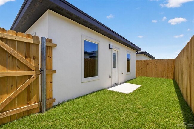 Building Photo - 19 S Woodland Dr