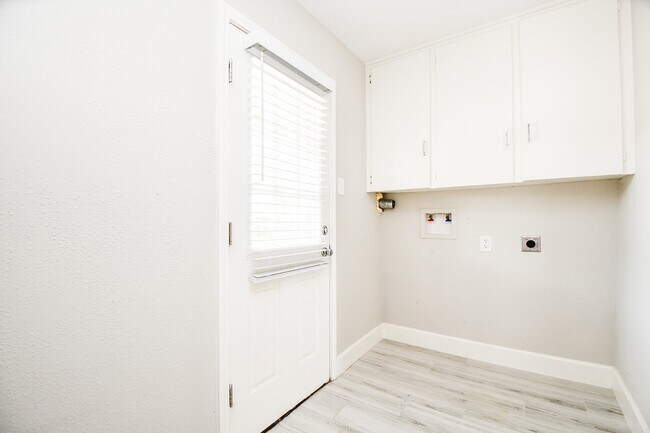 Building Photo - 4310 Woodvalley Dr