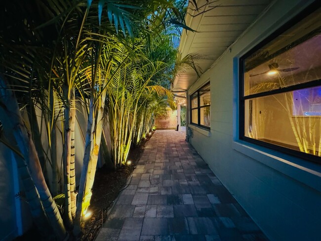 Building Photo - Elegant and Updated 3/2 Pool Home just min...