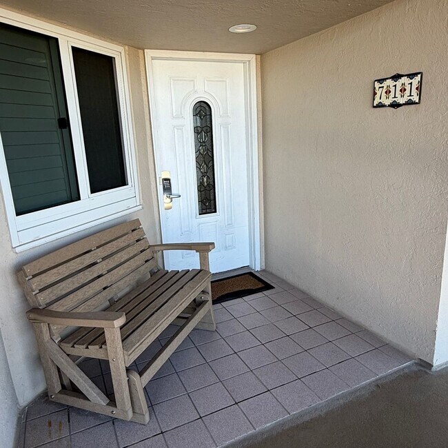 Building Photo - Views! Gorgeous, upgraded penthouse condo at The Breakers