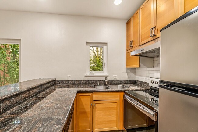 Building Photo - 1 Bedroom Apartment Next To Cal Anderson Park! *Utilities and Garage Parking Included!*
