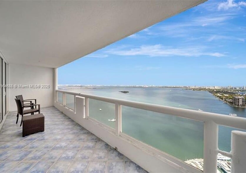 Building Photo - 851 NE 1st Ave