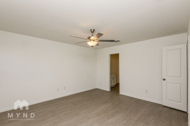 Building Photo - 2700 Mistwood Dr