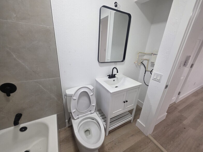 Building Photo - 5900 NE 1st Ave