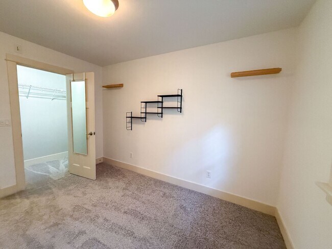 Building Photo - 3Bd/2.5Ba Seattle Townhouse