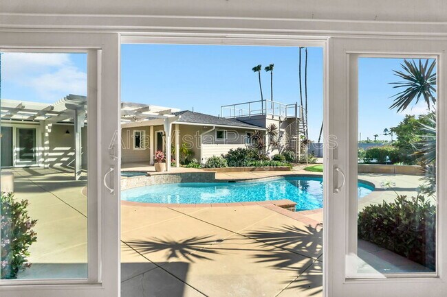 Building Photo - 5940 La Jolla Mesa Dr