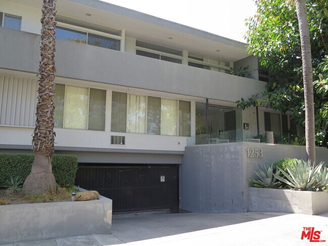 Building Photo - 1253 Hayworth Ave