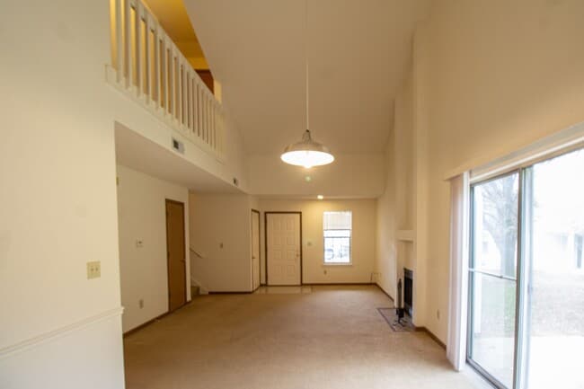 Building Photo - Upscale Duplex 2BD/2BA Cul-de-sac