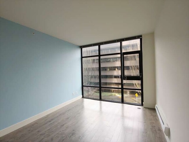 Building Photo - Open 2bdrm 1 bath with floor to ceiling wi...