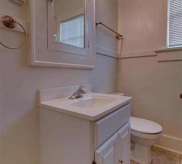 Building Photo - 1112 E 2nd St