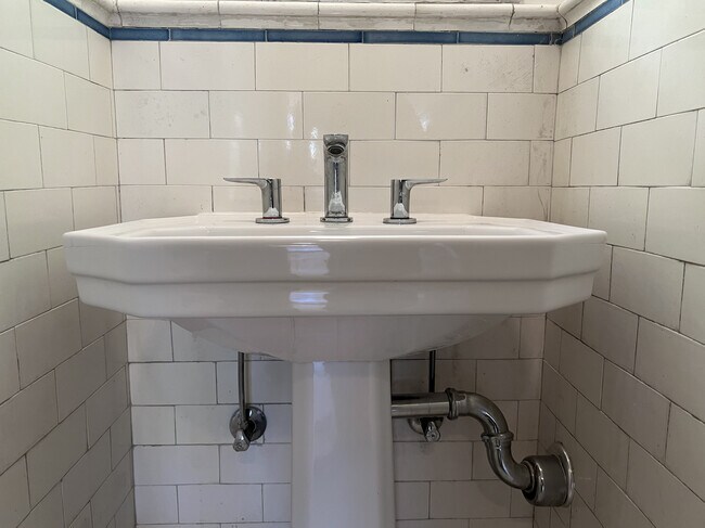 Building Photo - 234 Columbia Pl