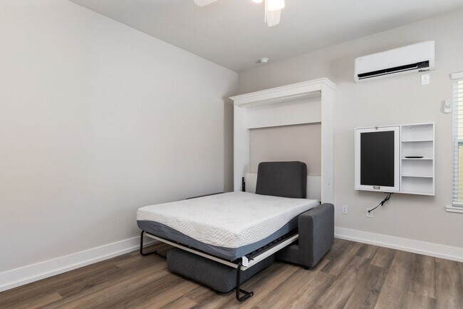 Building Photo - Walking Distance to Campus - Ansley Way STUDIO