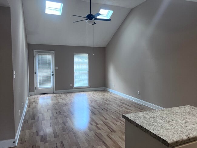 Building Photo - 841 Bryan Cir