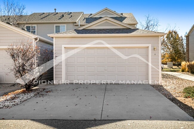 Building Photo - Spacious Townhouse with Fenced Patio and Washer/Dryer
