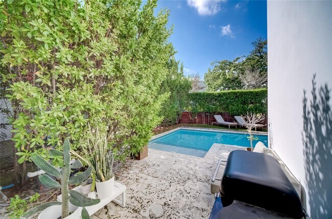 Building Photo - 8660 Arboretum Ln