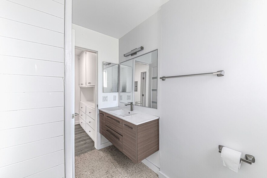 Building Photo - 5005 August St