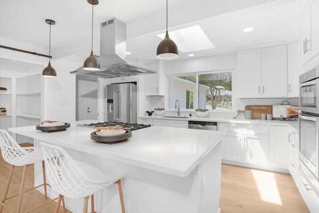 Building Photo - Fully Renovated Orinda Home for Rent, Avai...