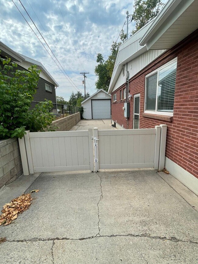 Building Photo - Spacious 5 Bedroom House in Salt Lake
