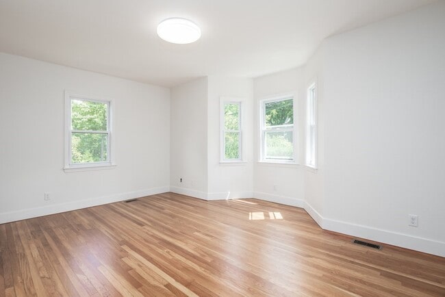 Building Photo - 92 Clinton Pl