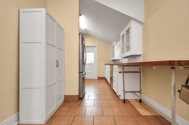 Building Photo - 411 Peden St