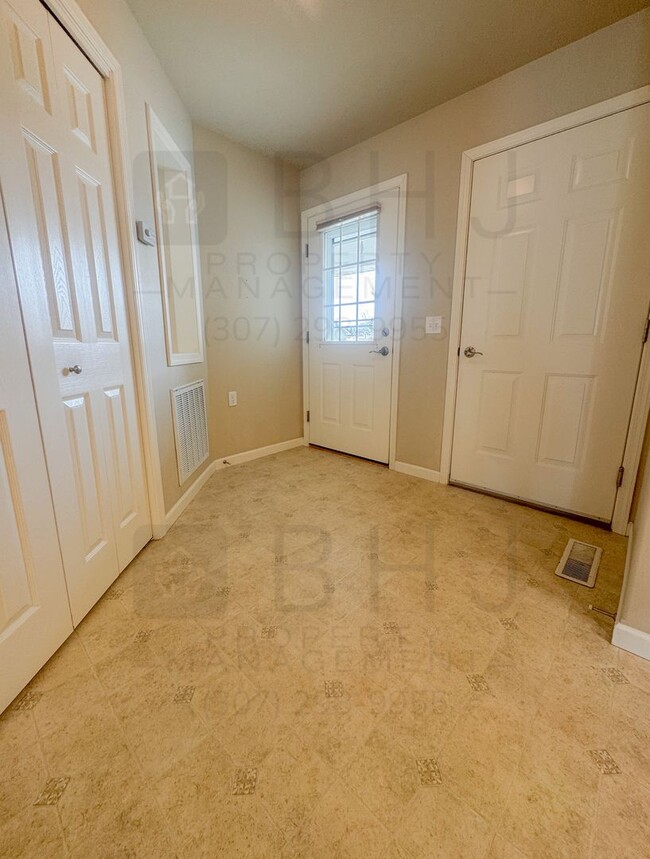 Building Photo - 2 Bed/ 2 Bath twin home in HOA community