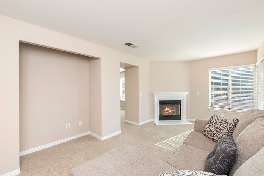 Building Photo - 636 Debora Rae Dr