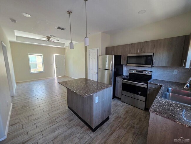 Building Photo - 5005 N Hiawatha Dr