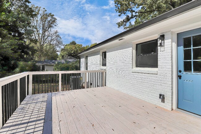 Building Photo - 2038 Sandhurst Dr
