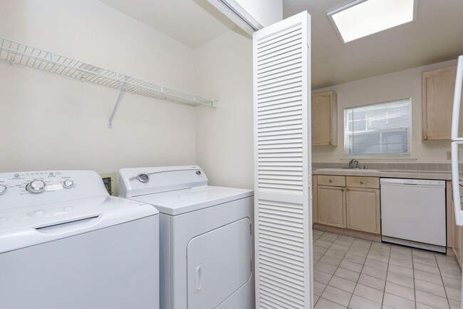 Building Photo - Large 2 Bed/2 Bath San Mateo condo near do...