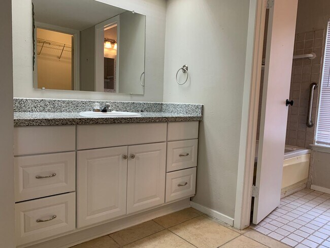 Building Photo - Great Floor Plan