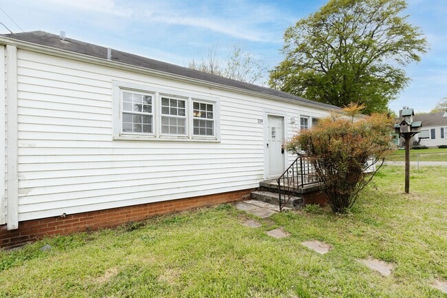 Building Photo - 119 Merrilat Ave