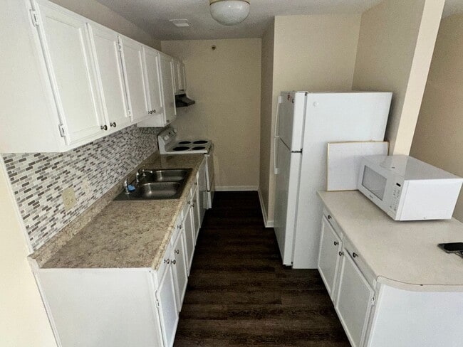Building Photo - FALL SPECIAL-1/2 Off 2nd Mo! Lovely Condo,...