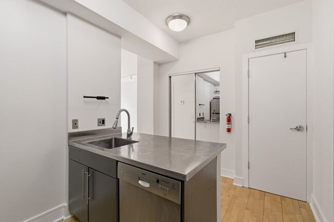 Building Photo - 809 6th St NW