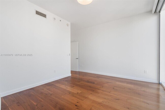 Building Photo - 2020 N Bayshore Dr