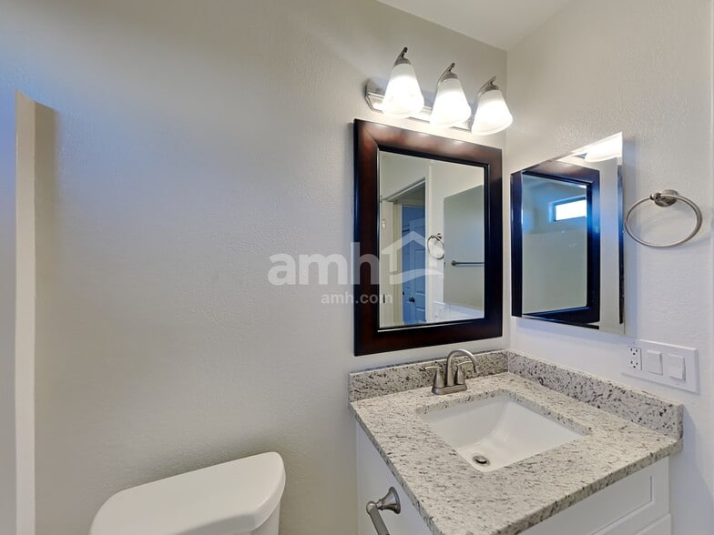 Building Photo - 12577 W Amelia Ave