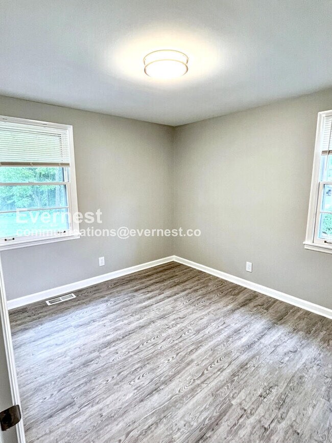 Building Photo - 3 Bed, 2 Bath Home with Off-Street Parking...