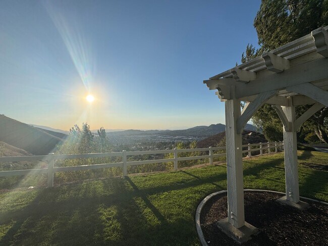 Building Photo - 5 Bedroom Lake Hills home with stunning La...