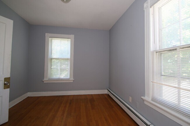 Building Photo - 198 Blatchley Ave