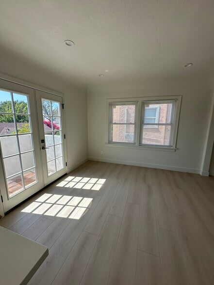 Building Photo - 215 Sinclair Ave
