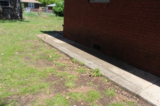 Building Photo - Tinker Close!!