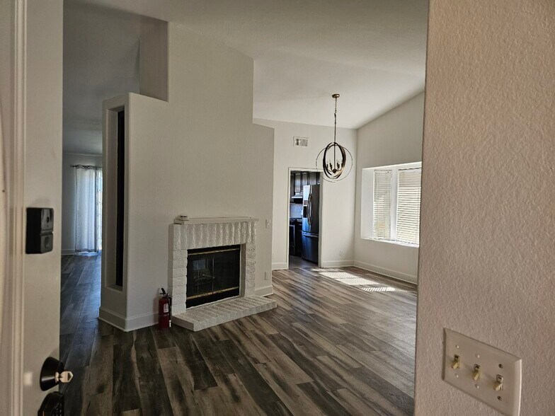 Building Photo - 1066 Gloria Dr