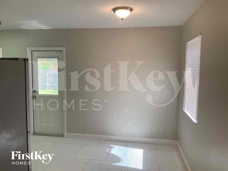 Building Photo - 1410 NE 43rd Ct