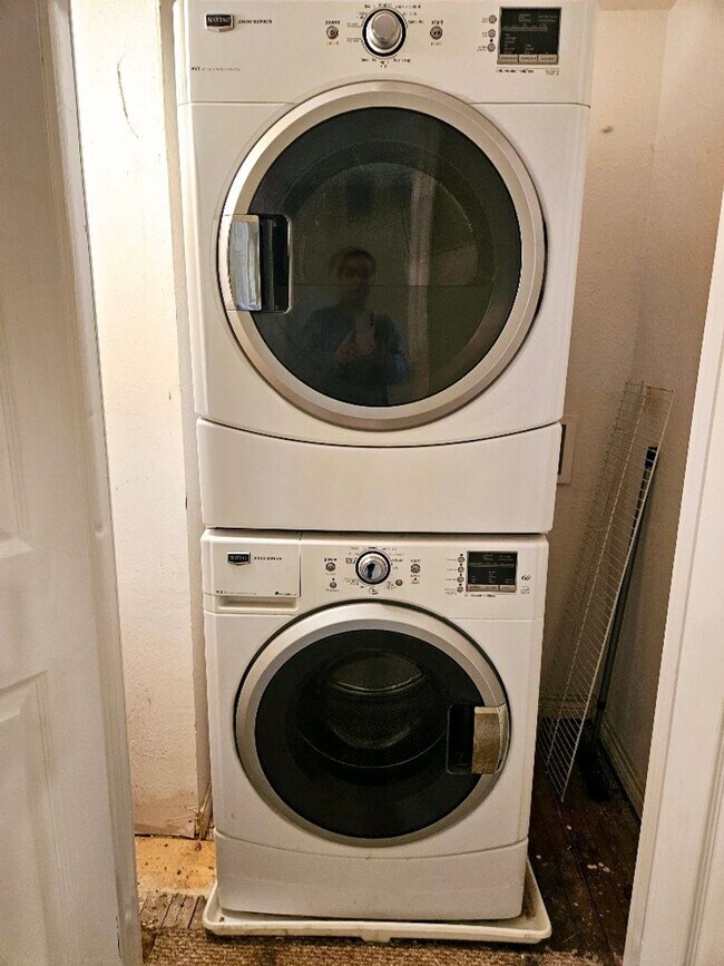 Building Photo - Mediterranean style condo within walking d...