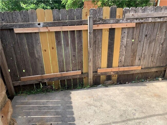 Building Photo - 7208 Creekside Dr