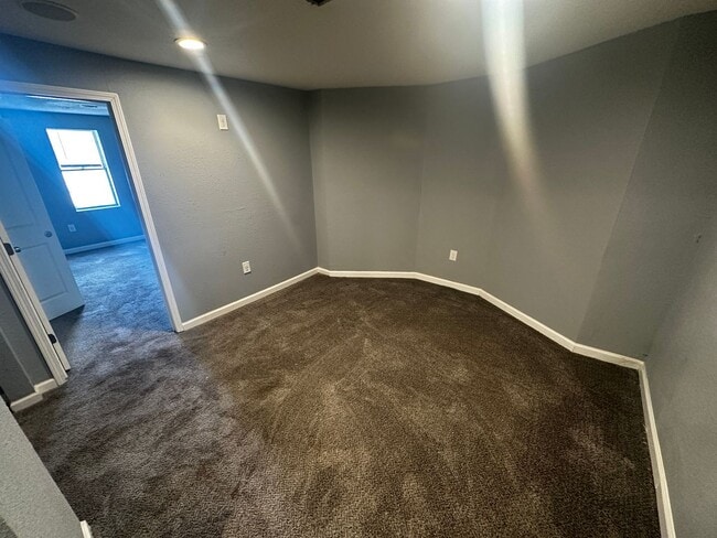 Building Photo - 215 E Cherry St