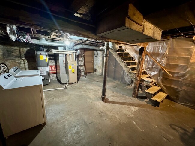 Building Photo - 103 Luton Ave SE