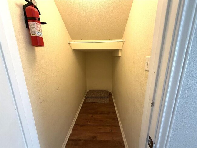 Building Photo - 1512 S Medina St