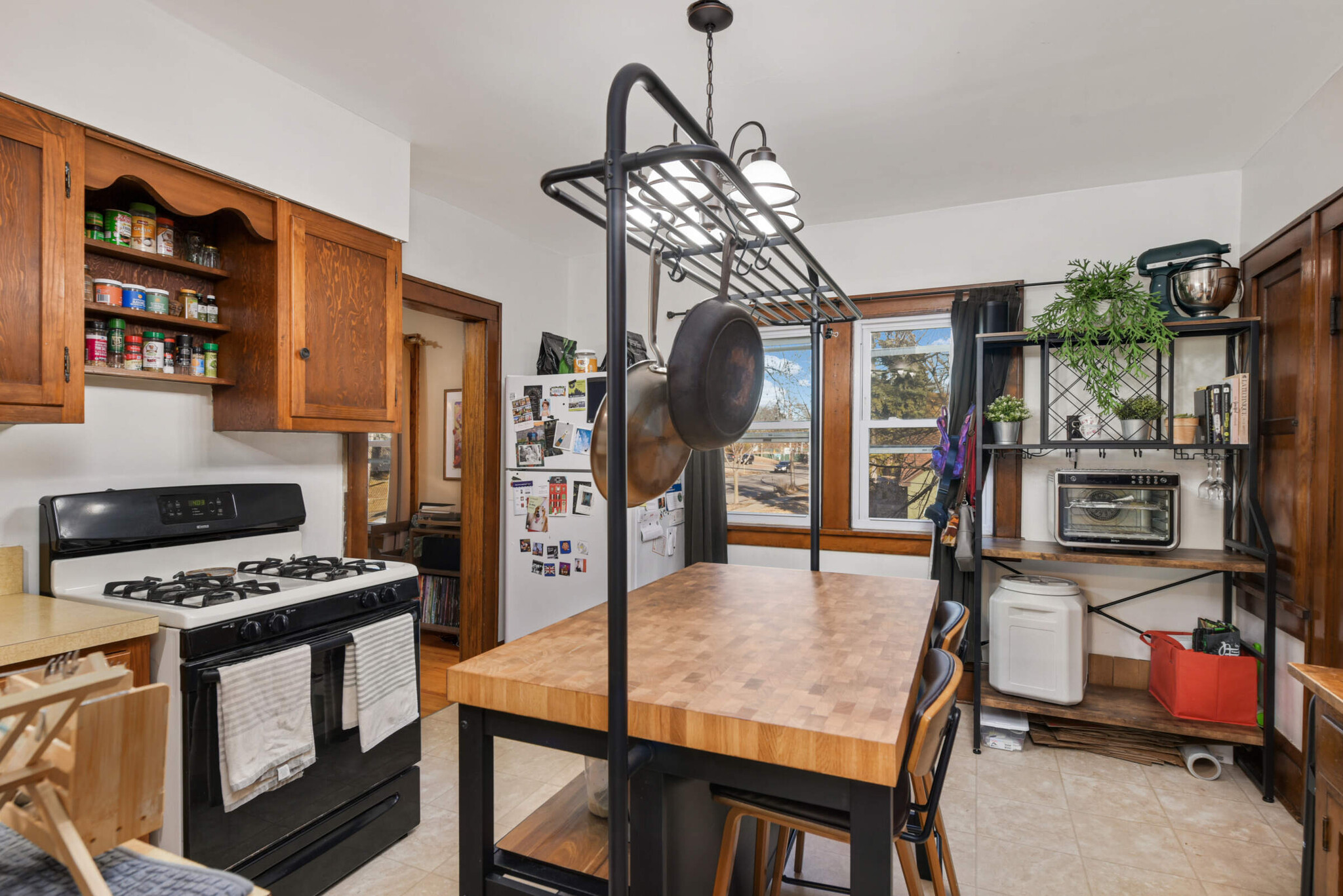 The gas stove is great for cooking enthusiasts! - 616 37th Ave NE